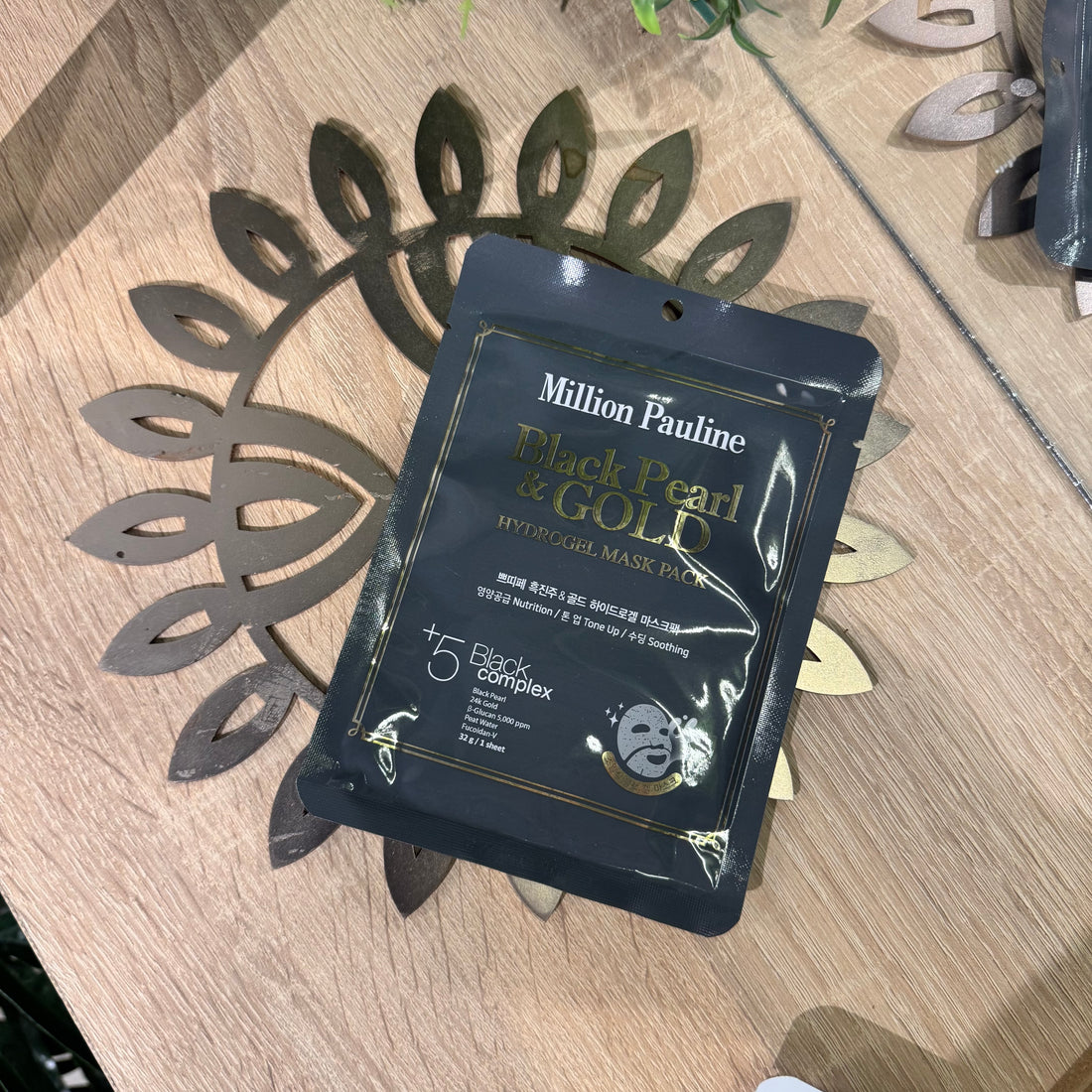 Million Pauline Black Pearl &amp; Gold Hydrogel Mask